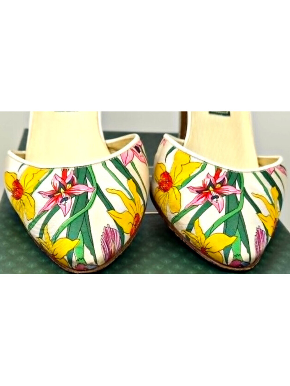 Vintage Gucci Flora Pumps 37.5 7.5 Floral Heels 1980s Italy w Box - Picture 2 of 16